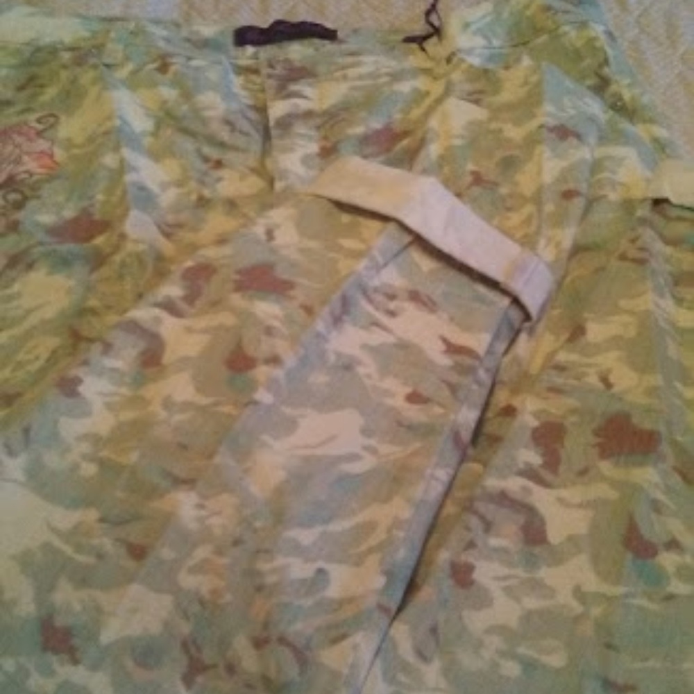 Gloria Vanderbilt Khaki Embroidered Camo Capri